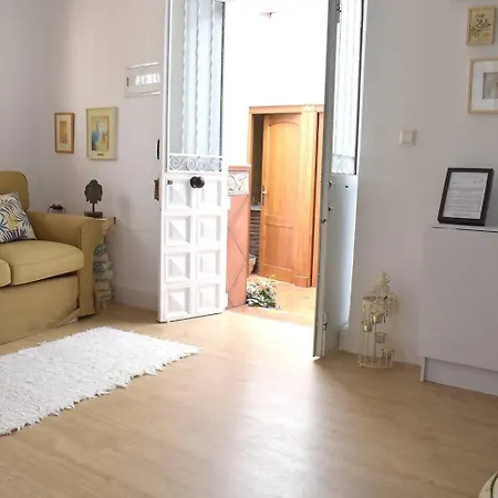 Casa Calma Con Patio. A 500 M De Puente Nuevo *