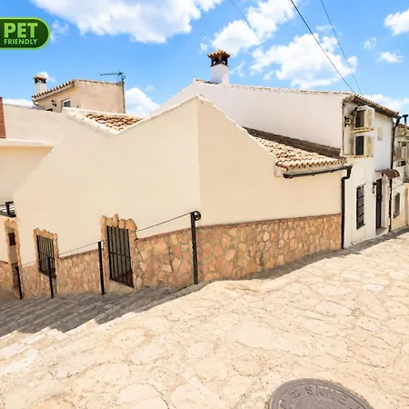 Casa Calma Con Patio. A 500 M De Puente Nuevo *